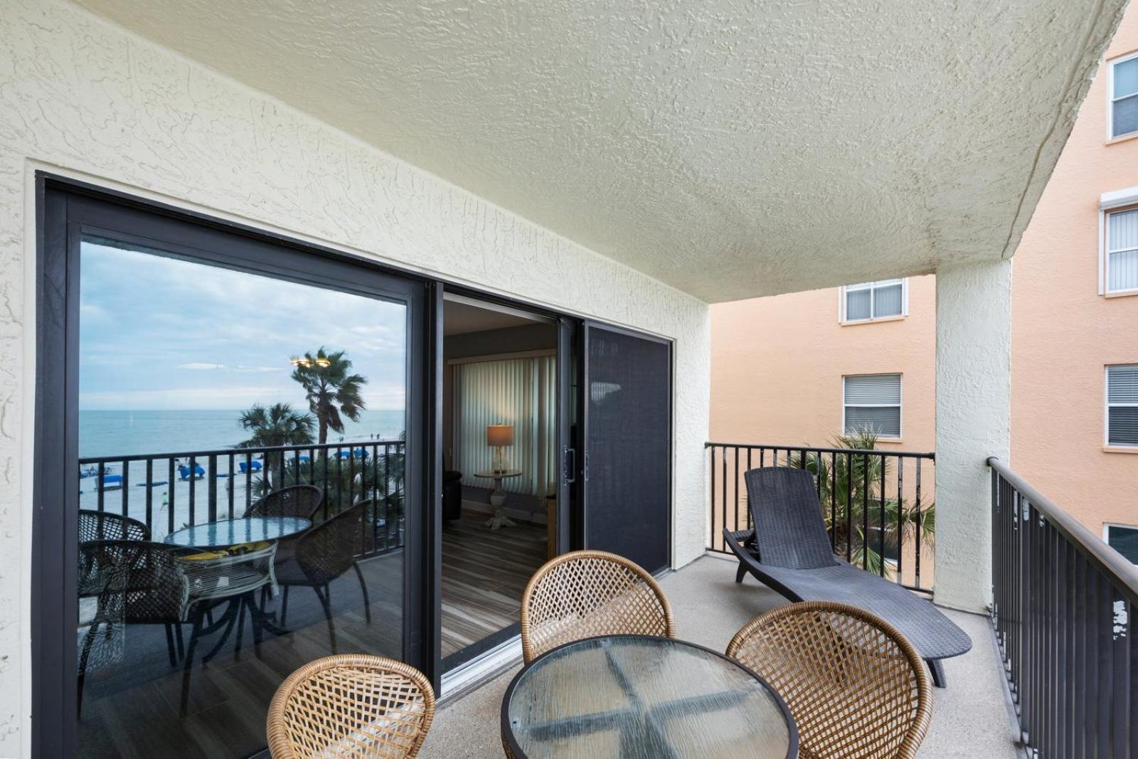 201 Sandy Shores Condos St. Pete Beach Bagian luar foto